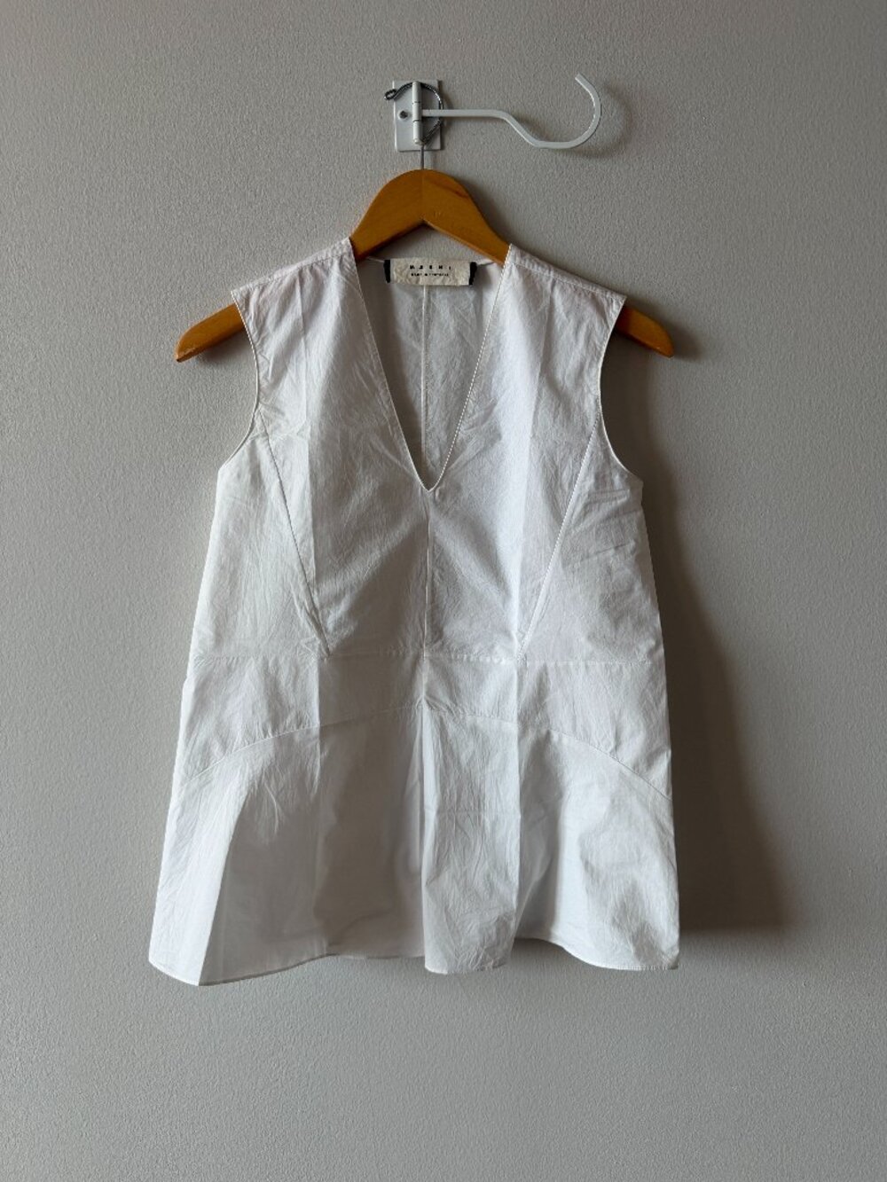 Marni White Cotton Sleeveless V-Neck Top – IT 38 (US 2–4 / XS–S) – Made